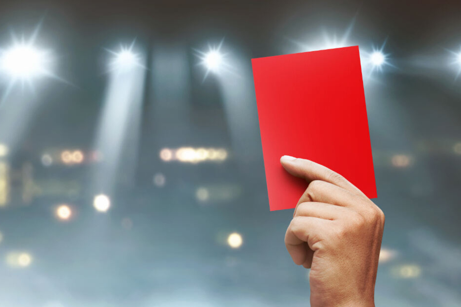 Der 19-Jährige wurde des Feldes verwiesen und erhielt obendrauf noch eine Anzeige wegen gefährlicher Körperverletzung. (Symbolbild)