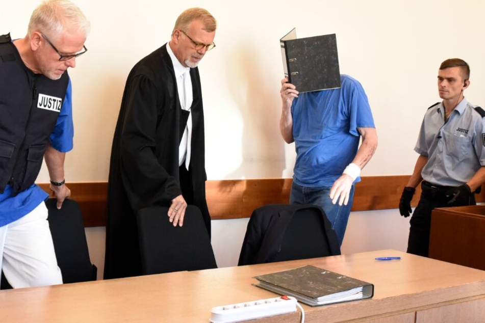 Andreas V. (2. v. r.) hat eine Verletzung am linken Arm.