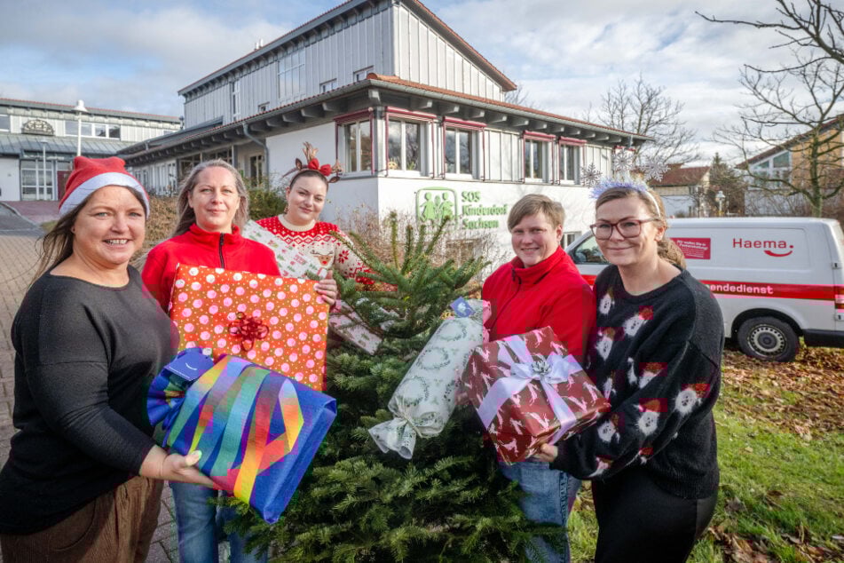 Kinderdorf-Leiterin Susann Pohle (44, l.) nimmt die Geschenke für "ihre" Kinder von den Haema-Mitarbeiterinnen Yvonne Lenk, Amelie Weißbach, Tina Beer und Britta Diebel entgegen.