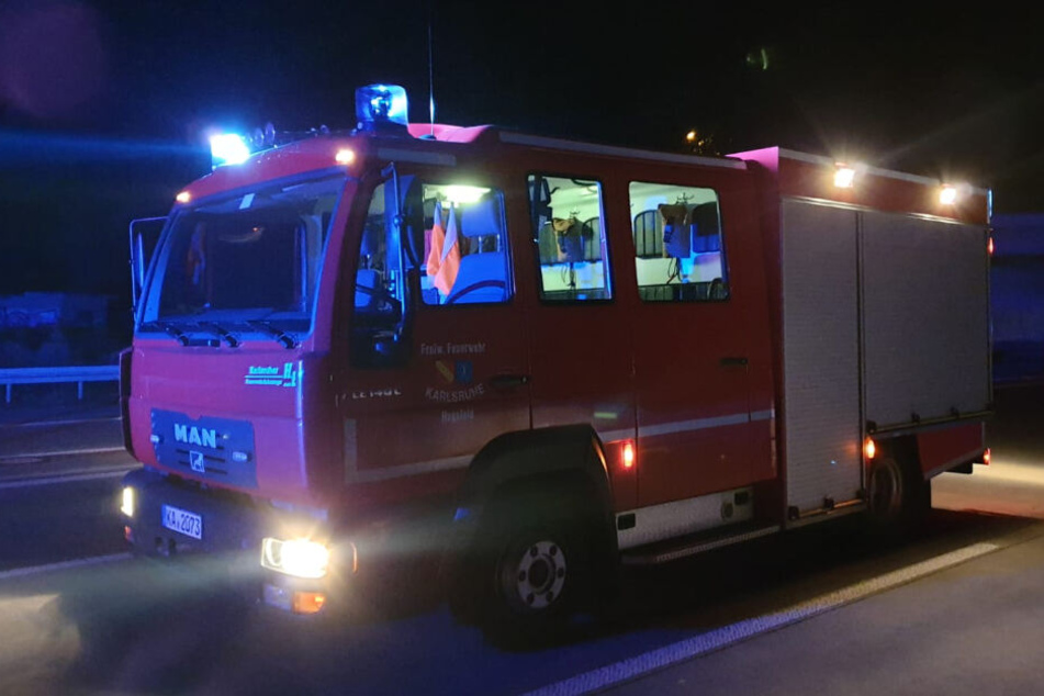 Die Feuerwehr ist beim Unfall vor Ort.