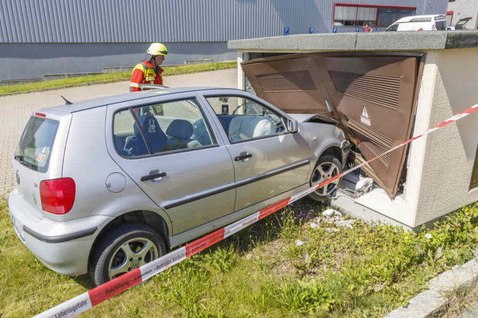 Der VW krachte frontal in das Verteilerhaus.
