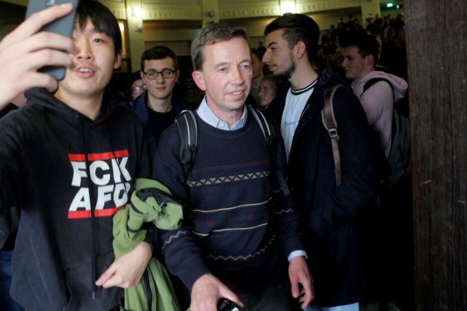 Bernd Lucke verlässt nach seiner verhinderten Antrittsvorlesung den Hörsaal der Universität.