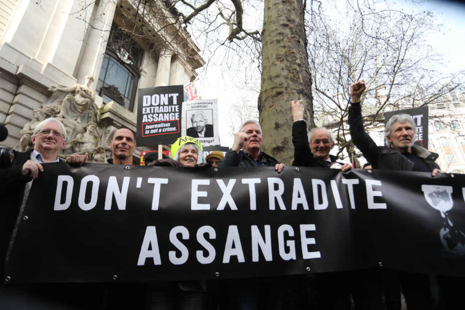 Anhänger des Wikileaks-Gründers Assange: Gianis Varoufakis (58, 2.v.l), Vivienne Westwood (78, m.), Assanges Vater Richard (2.v.r) und Roger Waters (76, r).