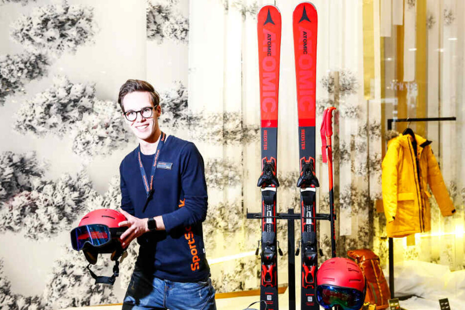 Nicht nur bei den Wintersport-Artikeln von Verkäufer Ruben (19) heißt es im SportScheck "Nimm drei, zahl zwei!".