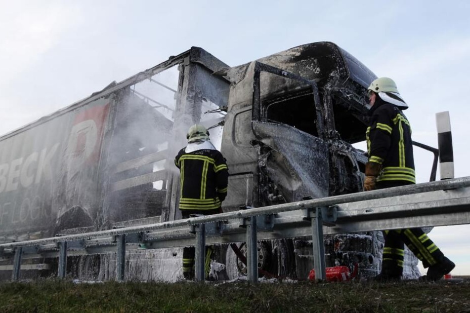 Auf der A14 bei Leipzig ist am Montagnachmittag ein Lkw ausgebrannt.