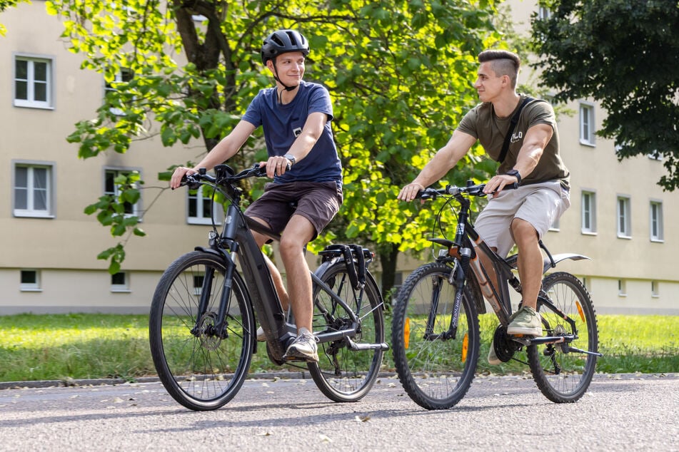 Auch wenn das Thema Mobilität manchmal Streitpunkt ist: Das gemeinsame Radfahren macht dem Paar Spaß.