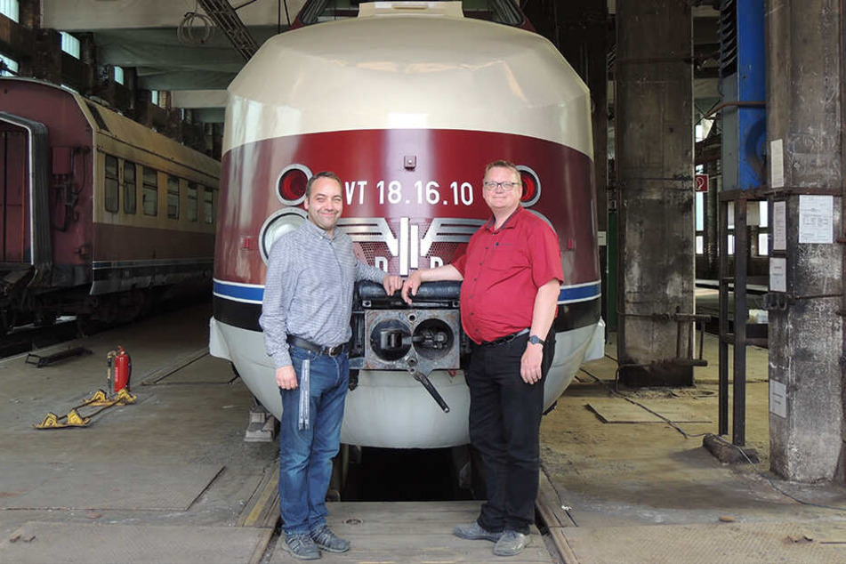 Ingo Kamossa (47) und Mario Lieb (53, r.) vor ihrem Zug im Dresdner Bahndepot.