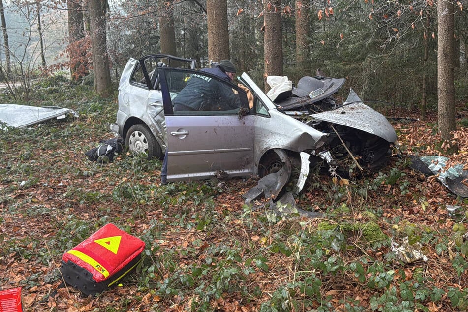 Hinweise deuten darauf hin, dass der 21-Jährige mit etwa 150 km/h gegen einen Baum gekracht ist. Er wurde schwer verletzt in eine Klinik geflogen.