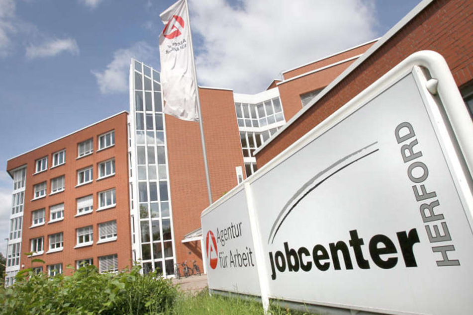 Vom Jobcenter kassieren die Vermittler weiter ungeniert Geld.