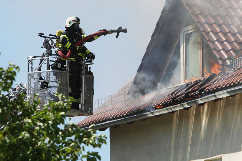 Die Flammen traten an der Gaube aus.