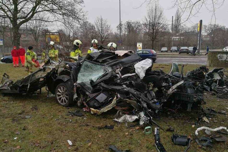 Das Auto wurde vollkommen zerstört, kaum noch zu erkennen, dass es mal ein BMW war.