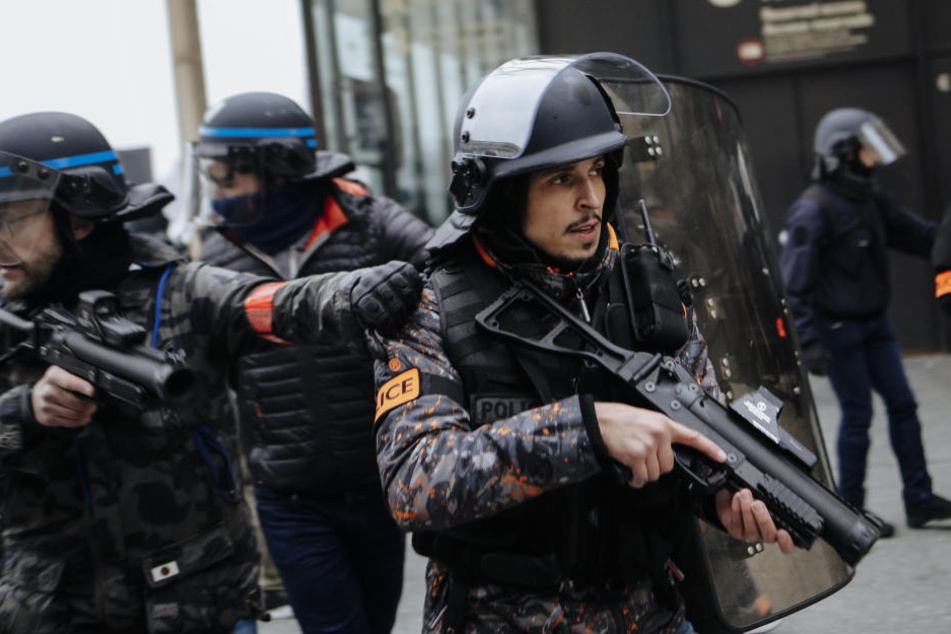 Bewaffnete Bereitschaftspolizisten beobachten eine Demonstration der "Gelbwesten".