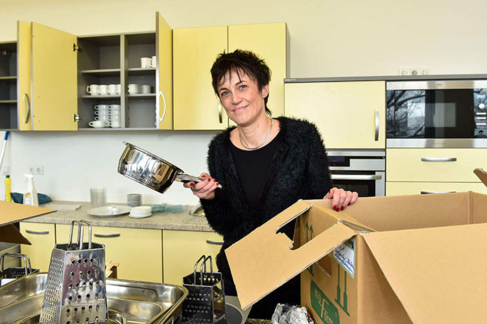 Anja Jäpel-Nestler packt noch ein paar Küchenutensilien aus.