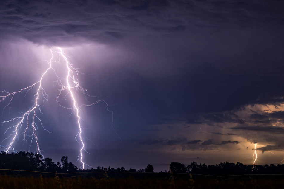 Die Gewitter werden langsam ziehen, Gefahr droht dabei durch extremen Starkregen. (Symbolbild)