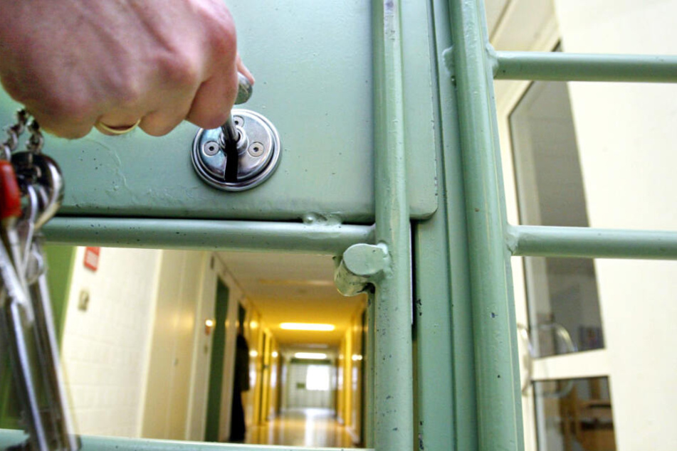 Baby zu Tode geschüttelt: Jugendlicher soll für Jahre hinter Gitter