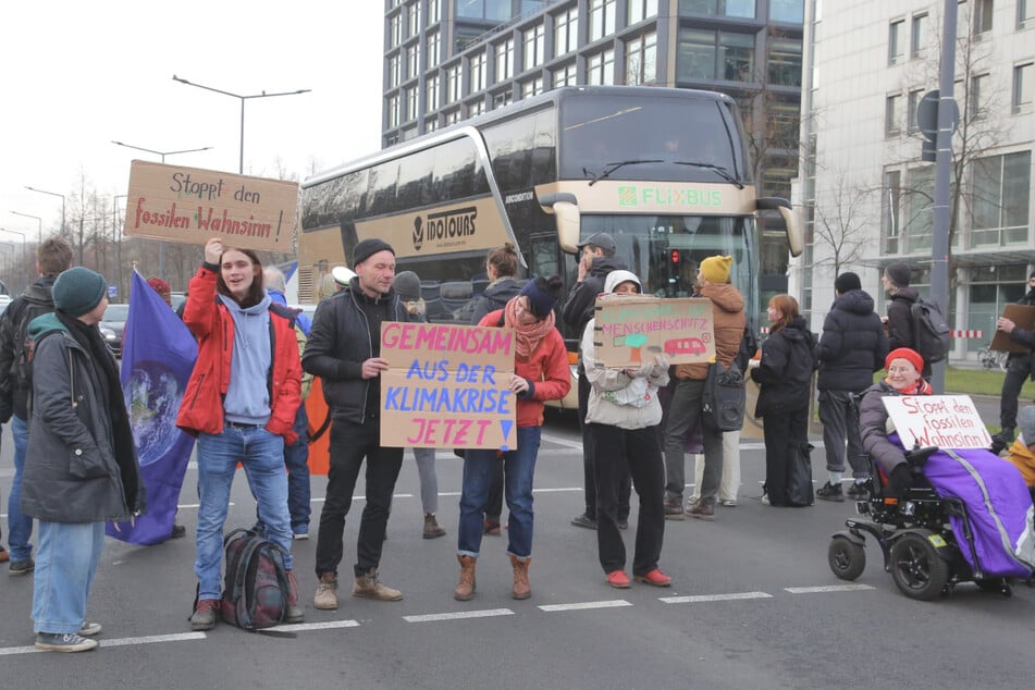 Insgesamt 25 Aktivisten der Klimaschutzbewegung "Extinction Rebellion" blockierten die Fritz-Löffler-Straße am Donnerstagmorgen.