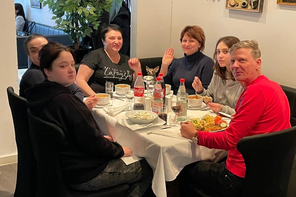 Uwe Bauch (58) sitzt mit zwei ukrainische Familien im Chemnitzer Restaurant "Armenia".