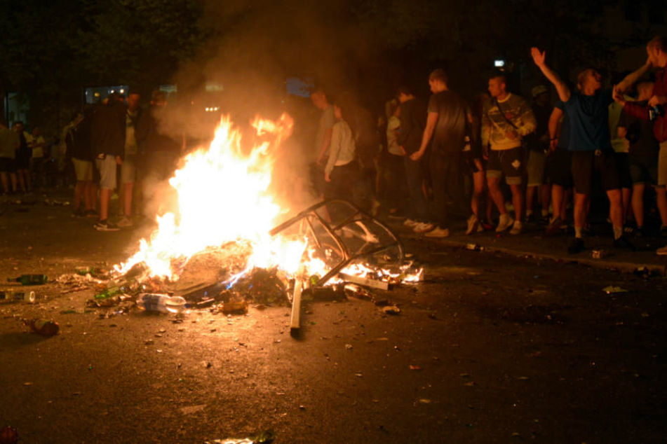 Als die Feuerwehrleute diesen Brand löschen wollte, wurden sie von den Chaoten angegriffen.