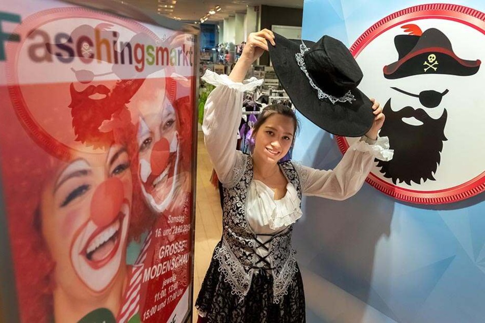 Kaufhof-Mitarbeiterin Sophie Loos (20) hat sich als Piratenbraut verkleidet.