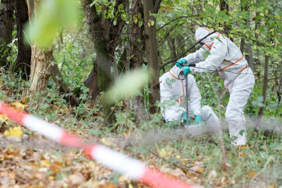Mitarbeiter einer Spezialfirma haben im Oktober vergangenen Jahres in Schutzanzügen Bodenproben im Naturschutzgebiet genommen.