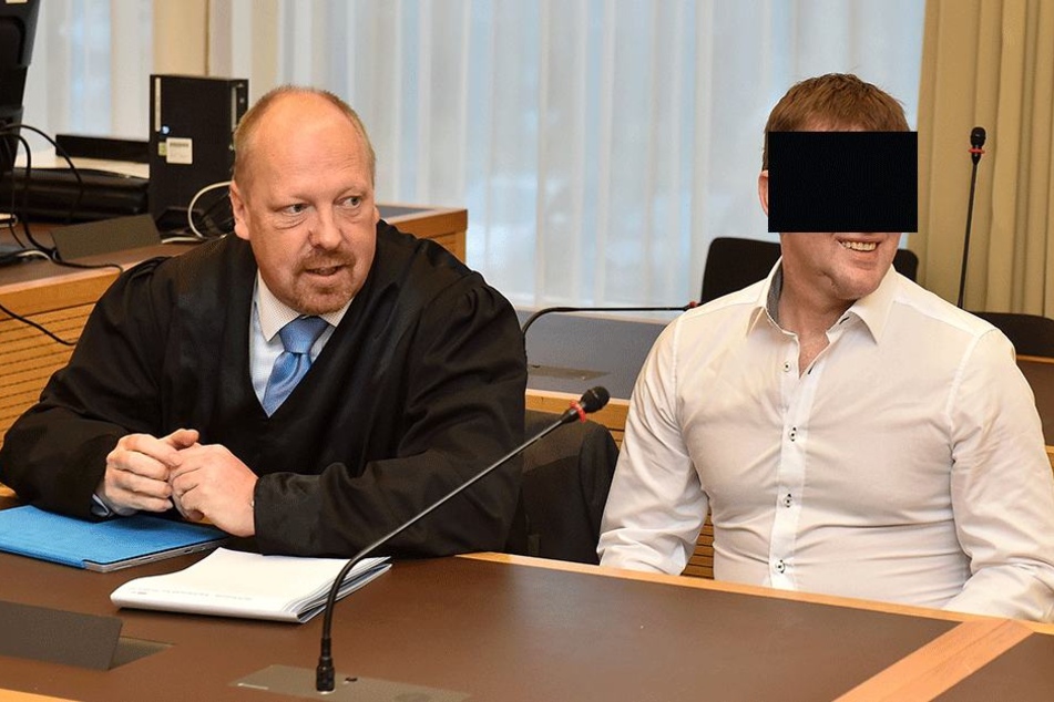 Grinsend saß der Ex-Asylheim-Chef Hartmut B. (39) am Freitag auf der Anklagebank.