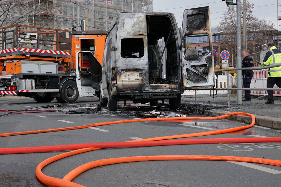 Als ihr Wagen auf der Kreuzung in Striesen in Flammen aufging, versuchten die Insassen das Feuer selbstständig zu löschen. Dabei verletzte sich einer der Insassen.