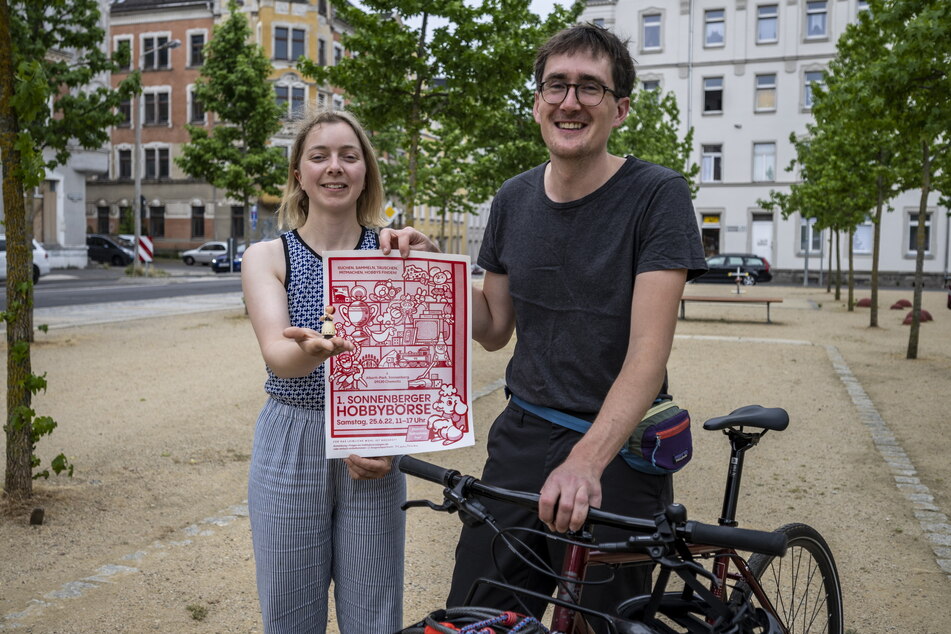 Die Initiatoren Marie Donike (29, l.) und Johannes Specks (31) bringen Holzfigur und Fahrrad zur Hobbybörse mit.
