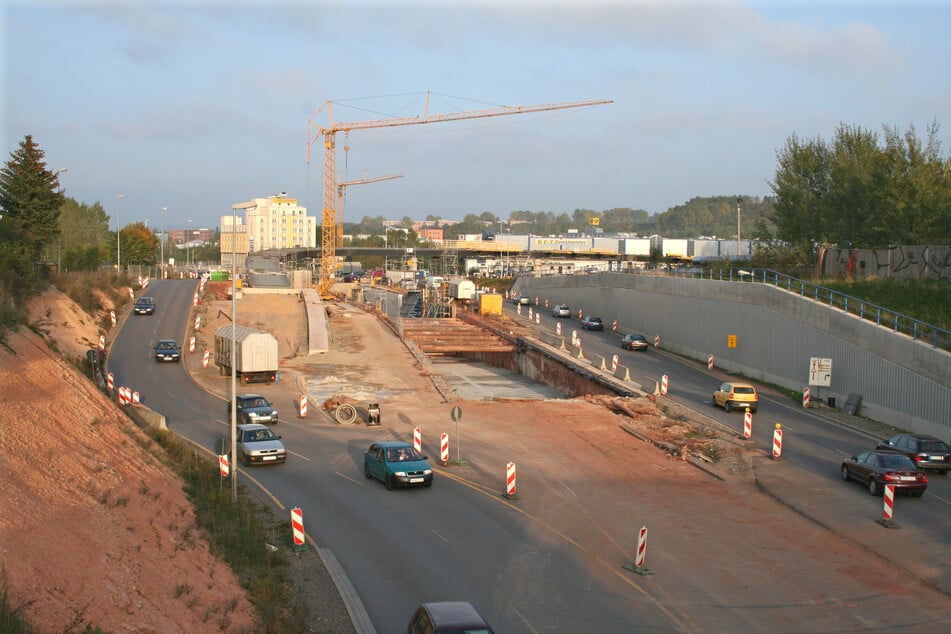 Auf diesem Bild befindet sich der "Überflieger" des Südrings noch im Bau. Unterhalb entsteht die Unterführung der Neefestraße.