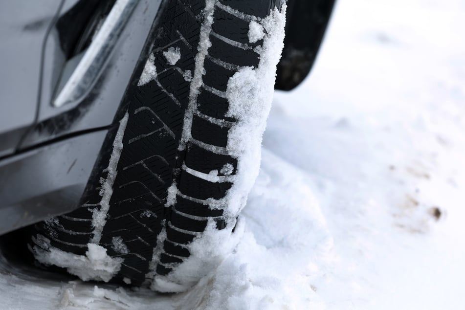 Teenager werfen Schneeball auf Auto: Fahrer kommt mit dem Schrecken davon