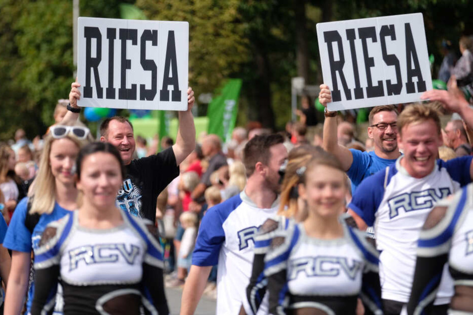 Damit es alle noch mal sehen, wo Sachsens größtes Volksfest stattfand, hielten diese Umzugsteilnehmer "Riesa"-Schilder in den Händen.