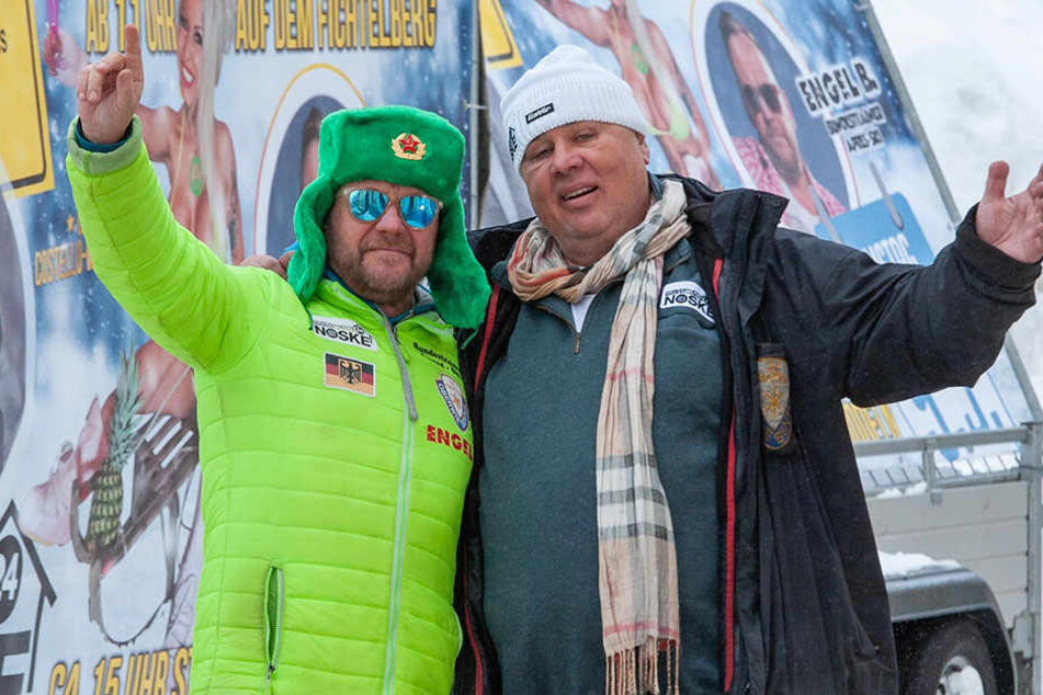 Jochen Nöske (66, r.) und "Bundestrainer" Falk Engert (51) verulken das Stadtoberhaupt.