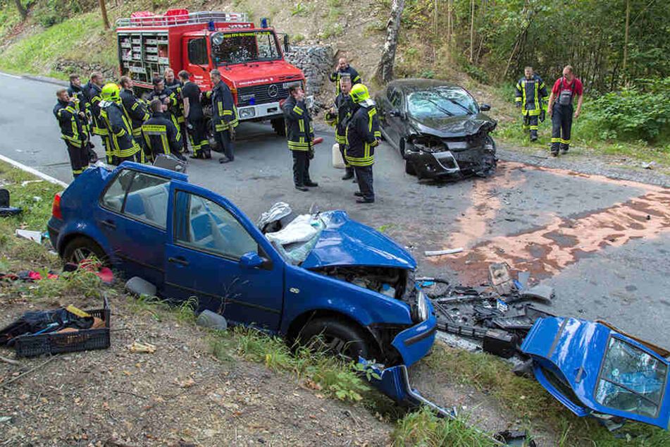 Die Unfallstelle zeigt, wie heftig der Frontalcrash war.