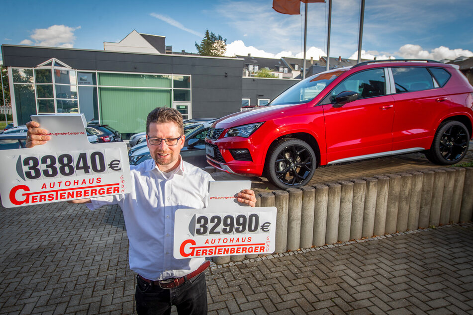 Fast 1000 Euro gespart dank Mehrwertsteuer: Gerstenberger-Verkäufer Carsten Mann (37) zeigt das alte und das neue Preisschild für einen Seat Ateca.