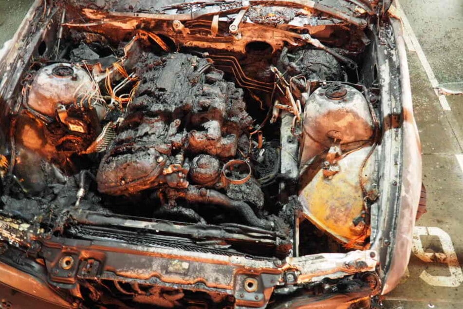 Der vordere Teil des Autos wurde durch die Flammen zerstört.