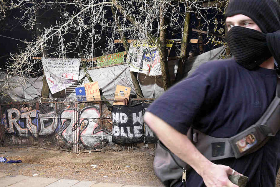 Plakate hängen am Zaun des autonomen Wohnprojektes in der Köpenicker Straße in Mitte. Ein ehemals besetztes Wohnhaus in der Köpenicker Straße ist den Sicherheitsbehörden seit Jahren ein Dorn im Auge. (Bildmontage)