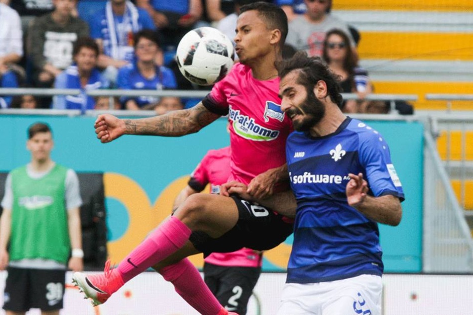 Allan (l), im Zweikampf mit dem Darmstädter Hamit Altintop.
