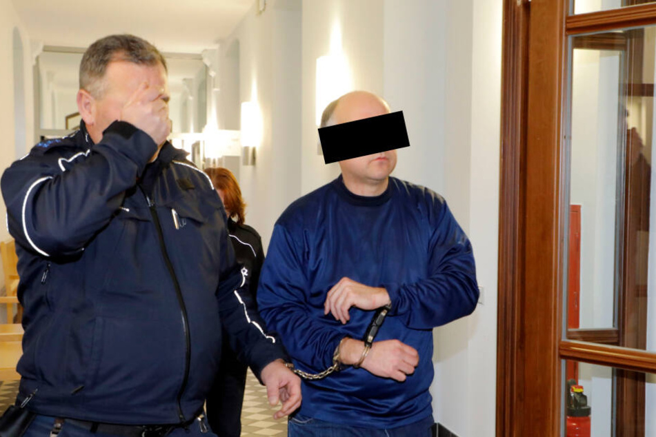 Martin H. (40, r.) soll einen Autoschrauber mit einem Zimmermannshammer niedergestreckt haben