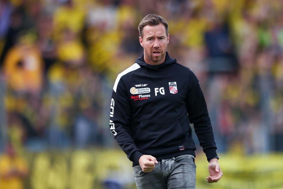 RWE-Cheftrainer Fabian Gerber (45) nimmt sich mit seiner Mannschaft etwas mehr Erholungszeit und startet "erst" am 25. Juni in die Saisonvorbereitung. (Archivbild)