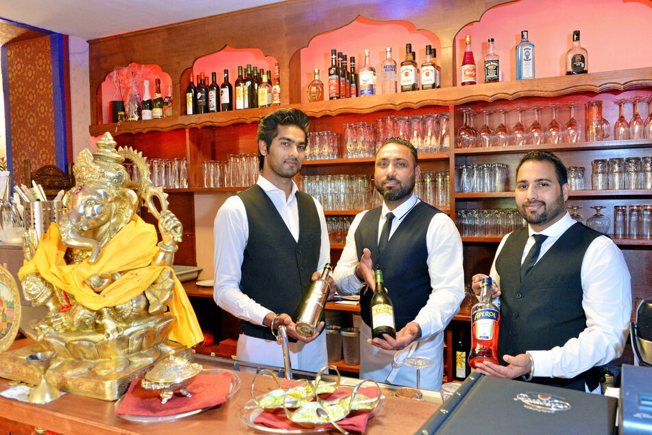 Chef Ranjit Singh (Mitte) und sein Team freuen sich über Eure Bestellung.