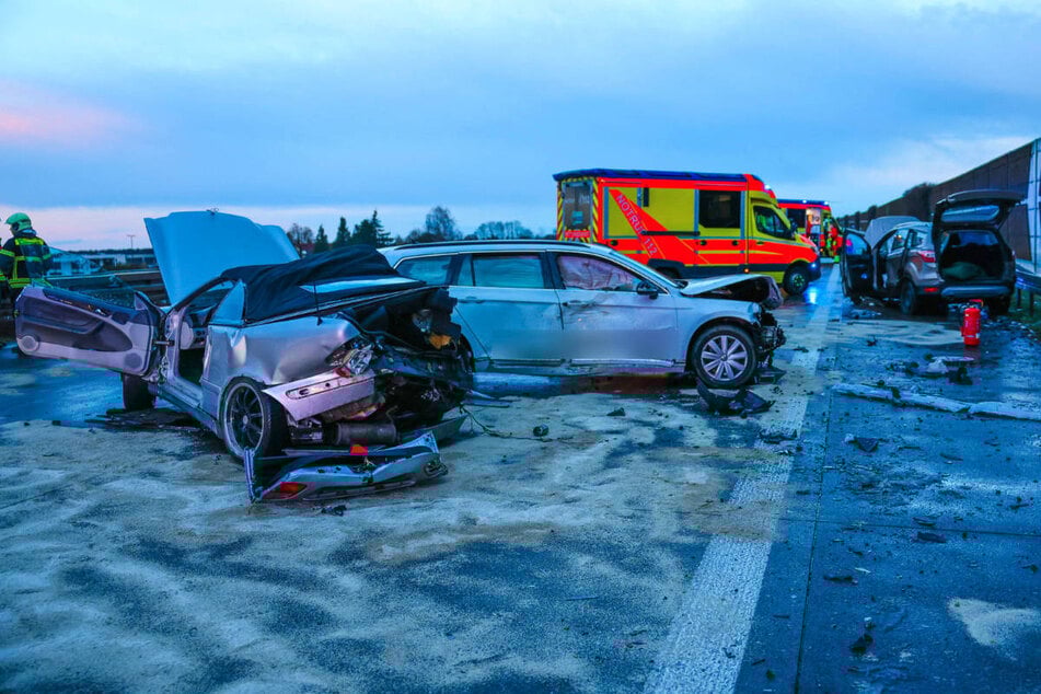 An dem schweren Unfall sind drei Autos beteiligt gewesen.