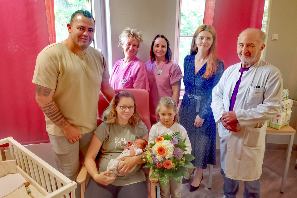 Geschäftsführerin Diana Lohmann (2.v.r.) und der leitende Oberarzt der Geburtshilfe Dr. Gunter Leichsenring (r.) gratulierten gemeinsam mit dem Team Familie Thoß persönlich zur Jubiläumsgeburt.