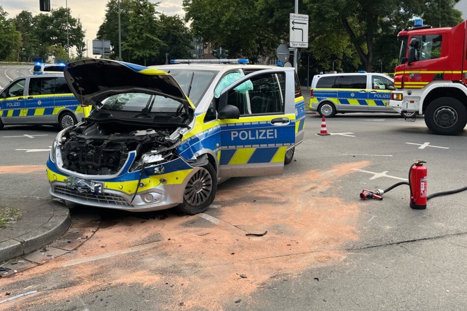 Mit einem Cabriolet kollidierte ein Streifenwagen in Gelsenkirchen. Die Kreuzung war stundenlang gesperrt.