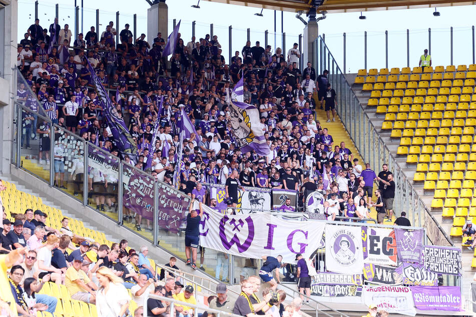 Zahlreiche Aue-Fans waren nach Aachen gereist - insgesamt verfolgten 23.300 Zuschauer das Spiel im Stadion.