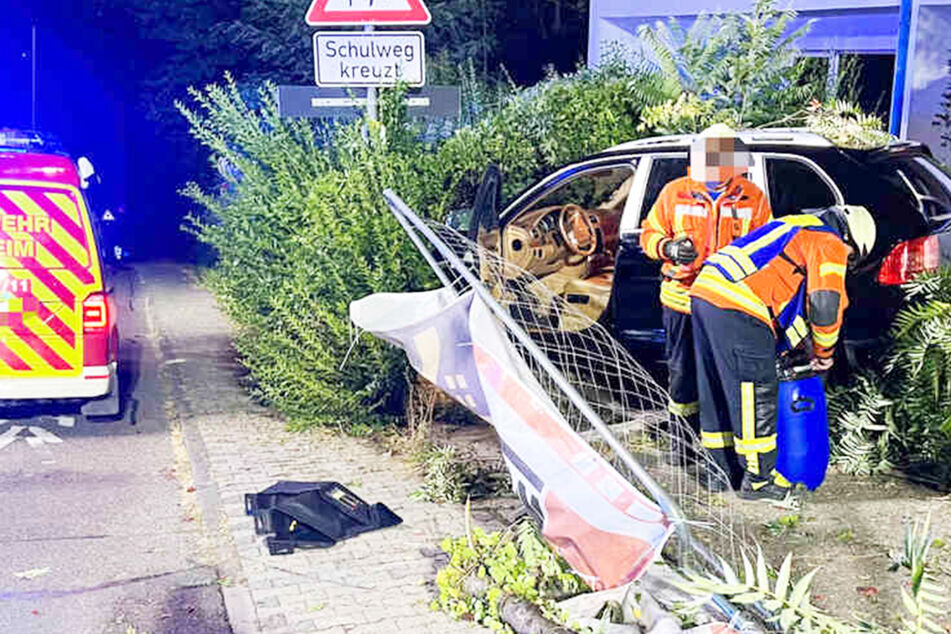 Schneise der Verwüstung: Porsche-Fahrer kracht über Bordstein, durch Hecke und stoppt knapp vor Haus