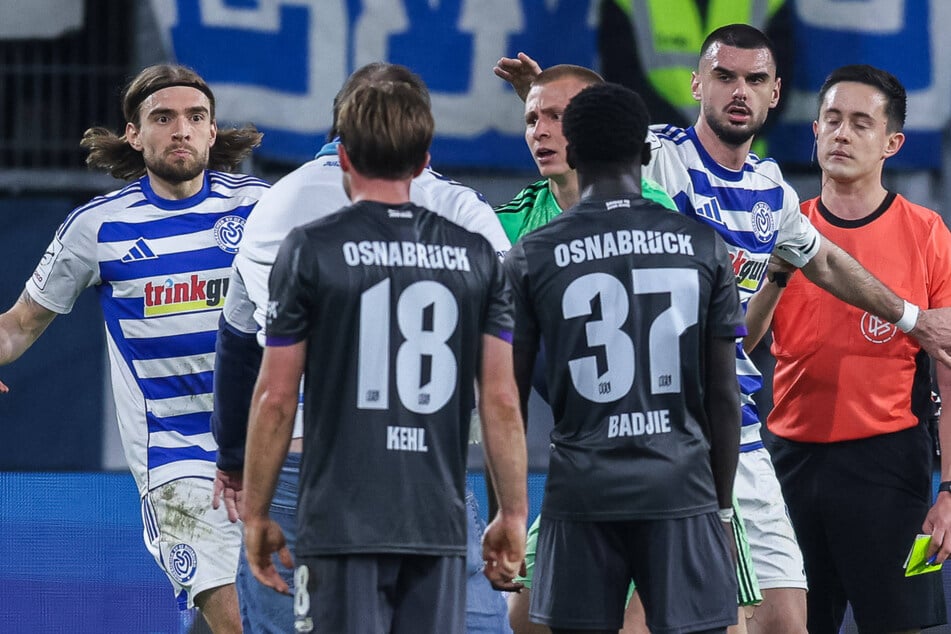 Dritte Liga: Flitzer stürmt auf Schiri zu, Spieler und Ordner greifen ein