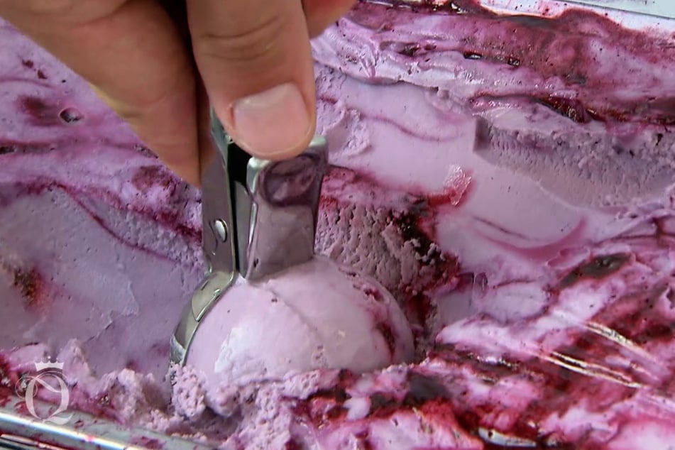 Der Eisverkäufer gibt die Farbe des Tages vor: Heute ist es Flieder.