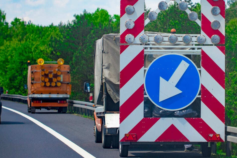 Unfall A9: Lkw rast auf A9 in Schilderwagen: Fahrer schwer verletzt, sechsstelliger Schaden
