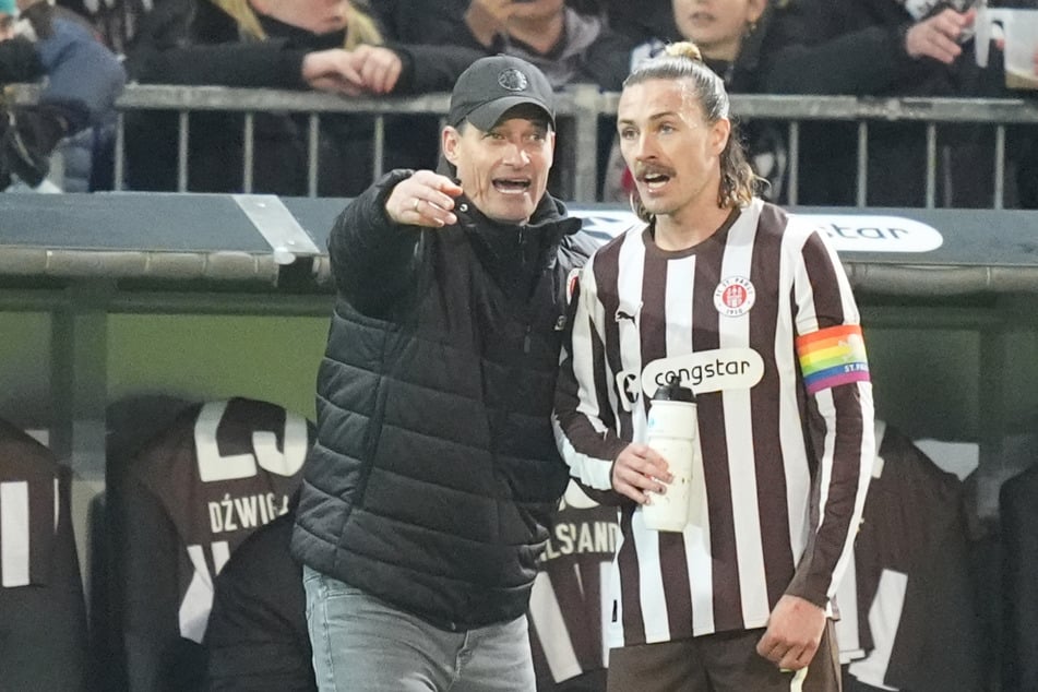 Jackson Irvine (33, r) ist für Trainer Alexander Blessin (52) auf und neben dem Platz ein wichtiger Ansprechpartner.