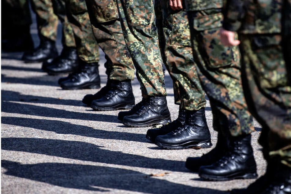 Impfpflicht für Bundeswehr besteht immer noch: Soldaten drohen hohe Geld- und Haftstrafen