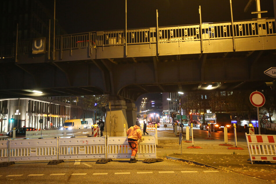 Absperrungen werden am U-Bahnhof Rödingsmarkt aufgebaut. Die Willy-Brandt-Straße ist in der Nacht komplett gesperrt worden.